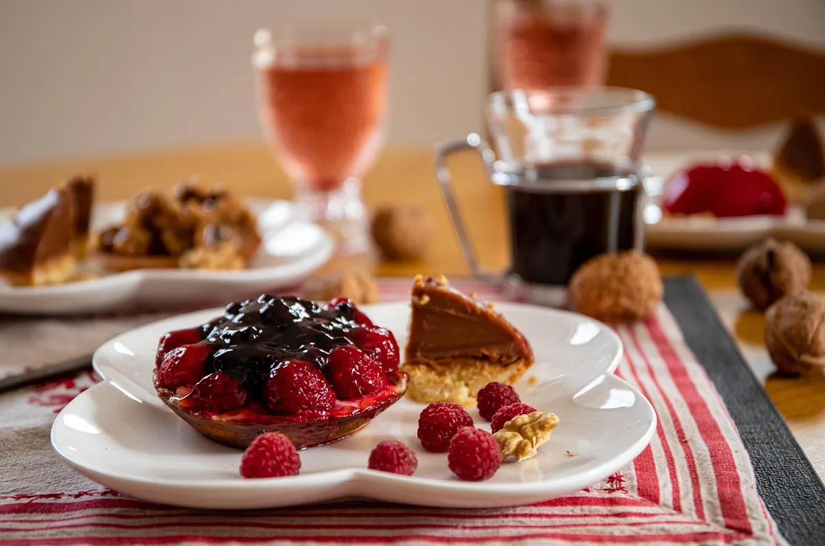 Plats sucrés et boissons sur une table d'été attirant les guêpes