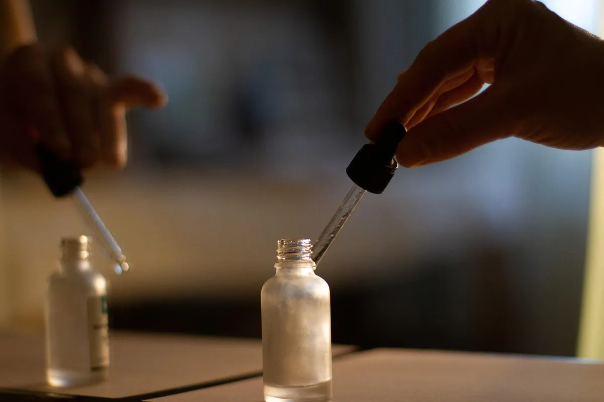 Application d'huile essentielle diluée sur la peau avec une huile végétale