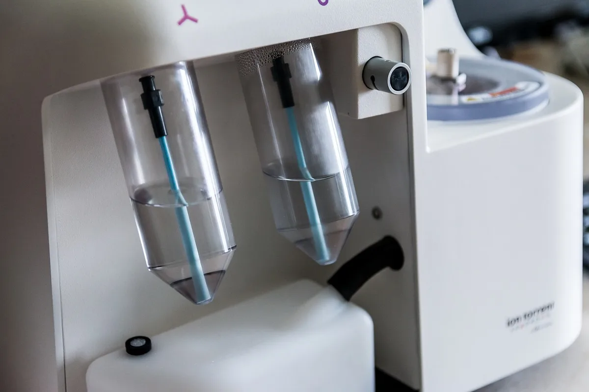 Test cutané avec une goutte d'huile diluée sur l'avant-bras