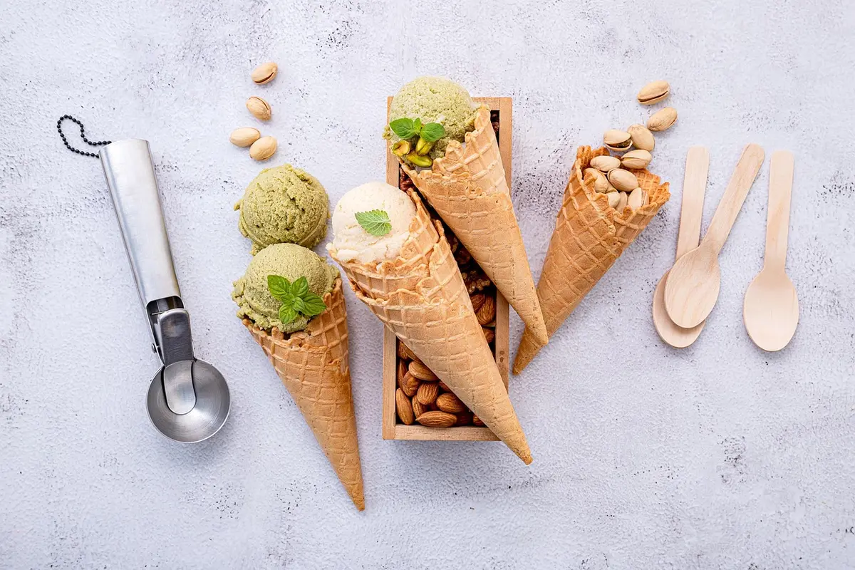 Aliments riches en tryptophane : lentilles, noix, produits laitiers et œufs sur une table