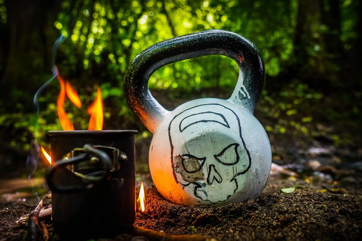 Séance d'entraînement de renforcement musculaire avec haltères