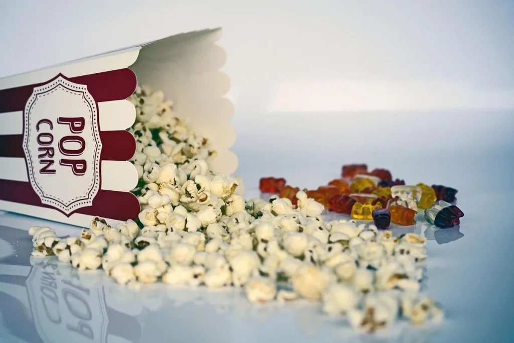 Caramel au beurre salé en cours de cuisson dans une casserole, avec ustensiles de cuisine