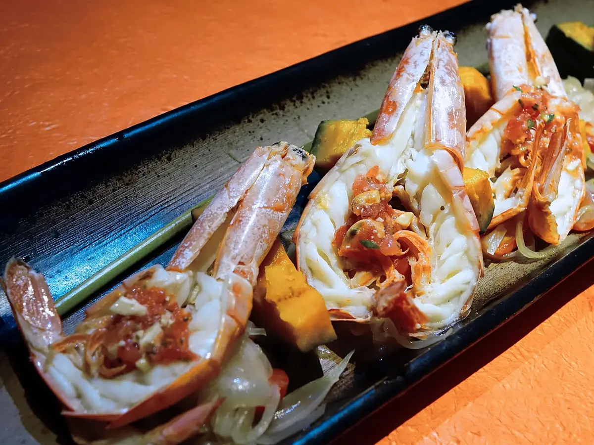 Crevettes grillées à la plancha avec sel gros et vapeur d'eau