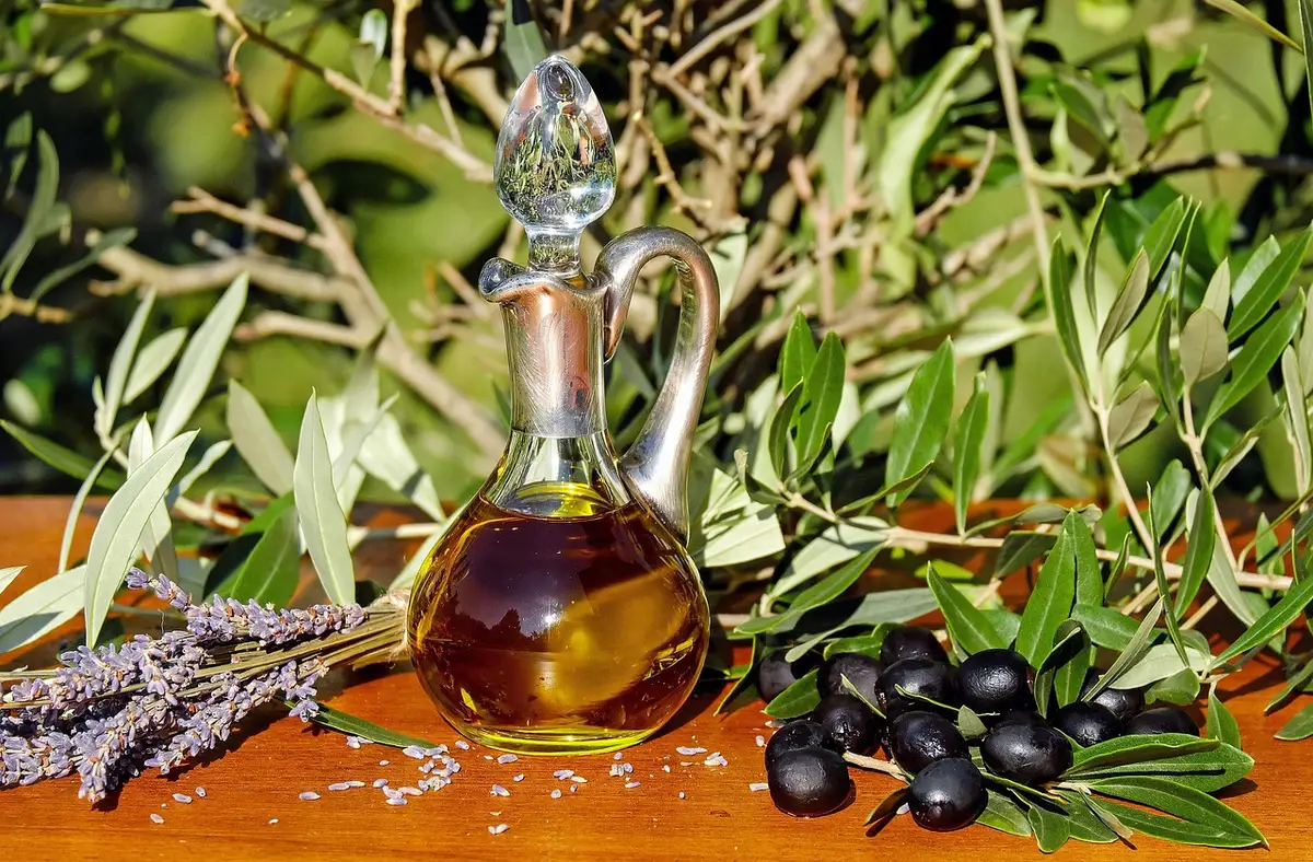 Bocal hermétique rempli d'harissa avec un voile d'huile d'olive pour la conservation