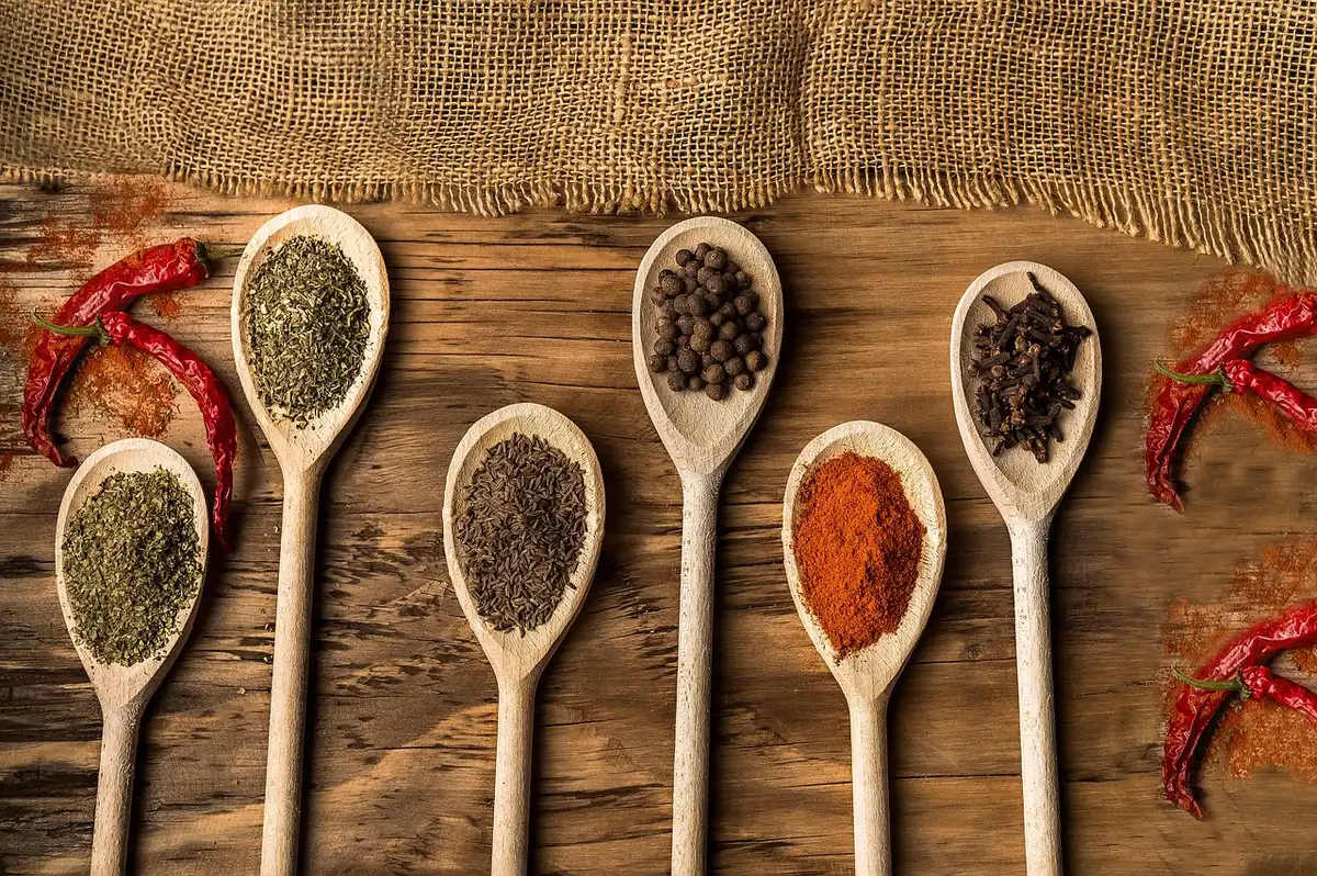 Sélection d'herbes séchées, épices et aromates pour composer un sel fou maison