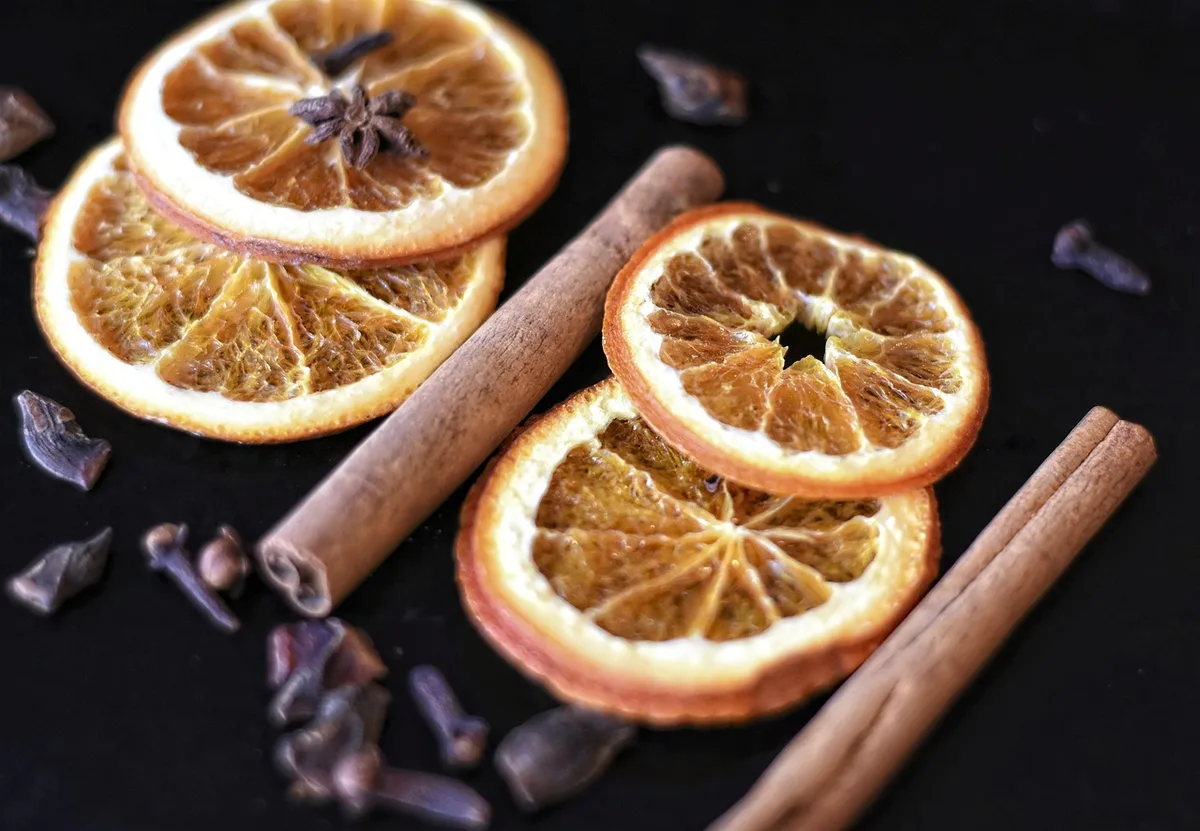 Assortiment d'épices entières pour préparer un masala chai