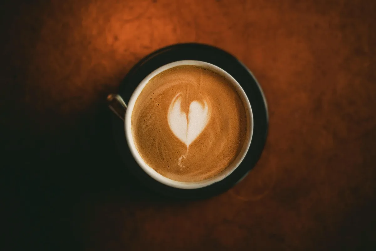 Tasse de thé chaï préparée avec lait d'avoine et mousse légère