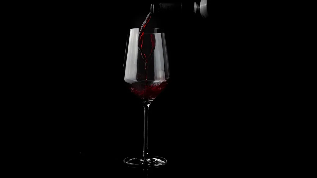 Petit verre de dégustation avec rhum pour tester l'attaque alcoolique
