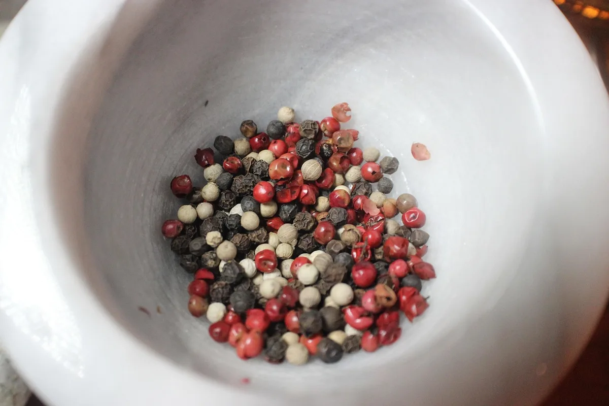 Mortier avec safran, cumin et poivre noir moulus