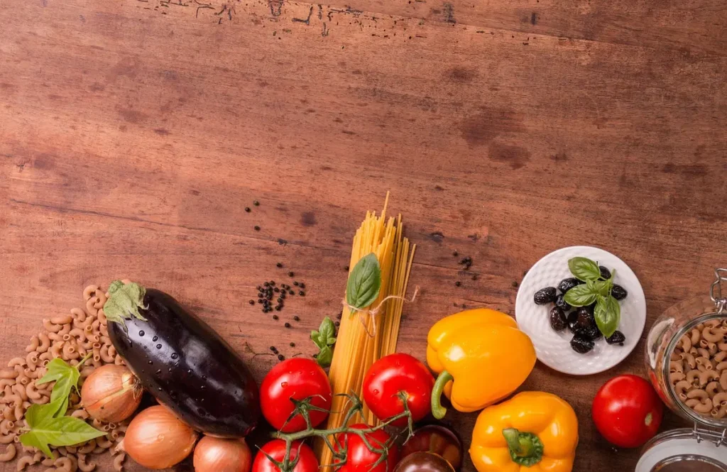 Assiette équilibrée avec légumes frais et repas préparés sur un plan de travail