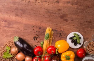 Assiette équilibrée avec légumes frais et repas préparés sur un plan de travail