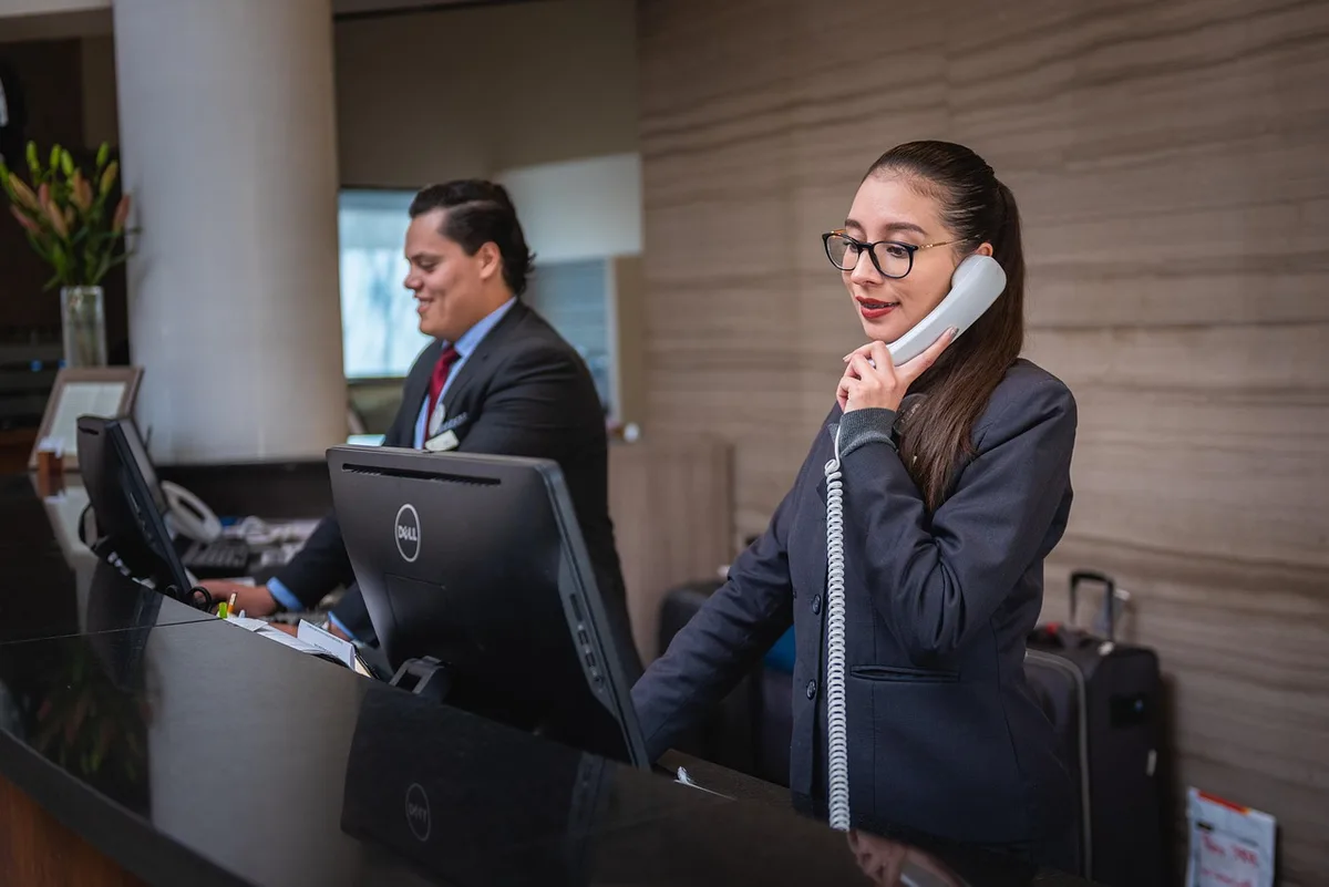 Personne consultant le suivi d'un colis sur smartphone avant d'appeler le service client