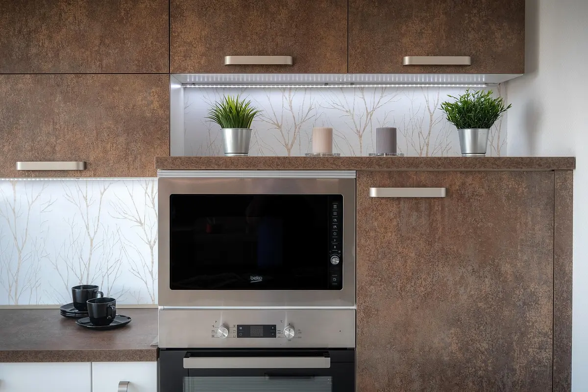 Balance numérique sur sol de cuisine avec accessoires de fitness en arrière‑plan