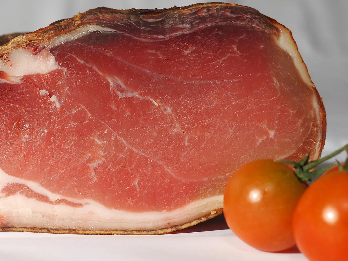 Liste d'ingrédients d'un jambon sans nitrite sur une étiquette en gros plan