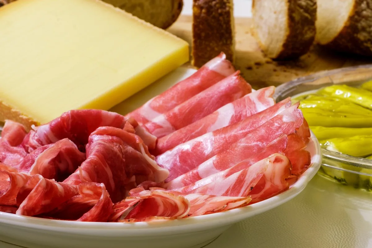 Comptoir de boucherie avec jambon tranché et étiquettes de produit