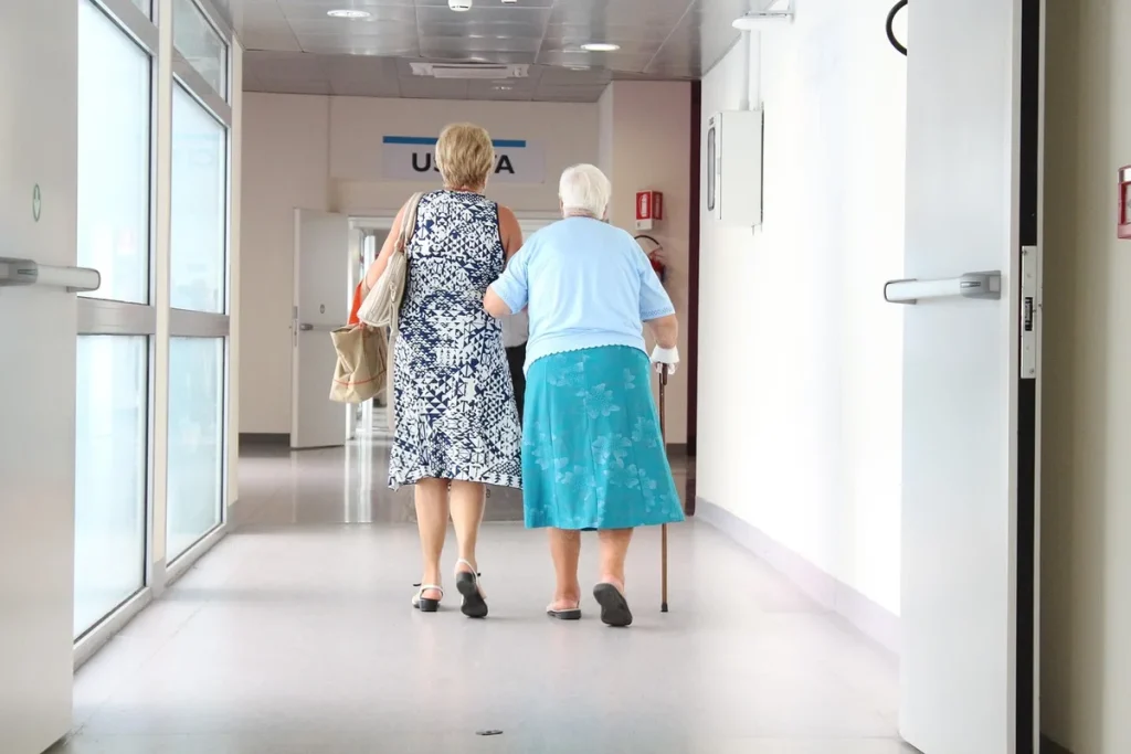 Mains d'un acheteur lisant l'étiquette d'une poêle dans une allée d'ustensiles en lumière du jour