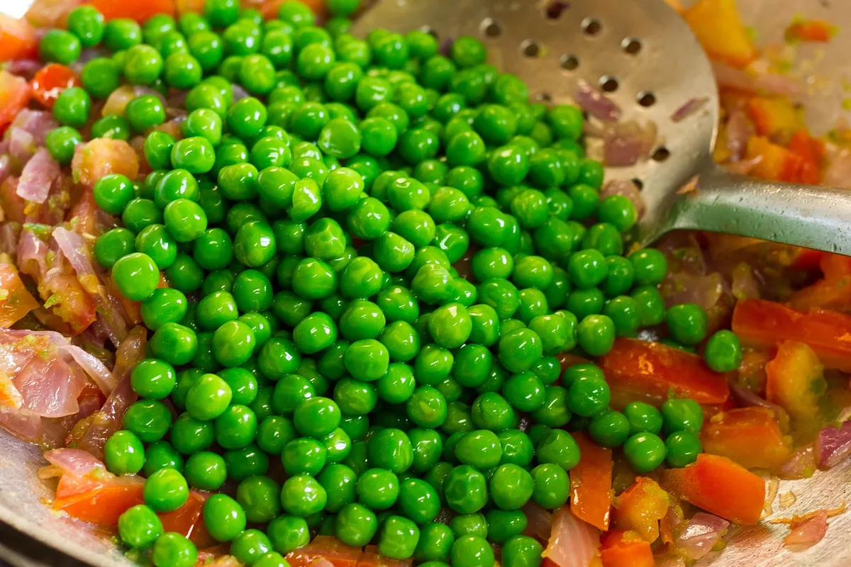 Poêle chaude avec légumes dorés en train de sauter