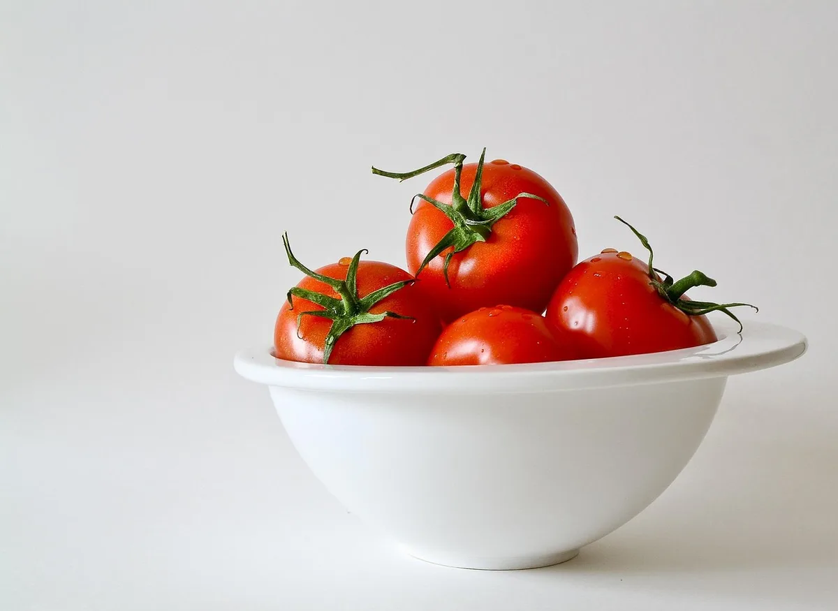 Poêle chaude avec légumes surgelés sautés sur un plan de travail lumineux