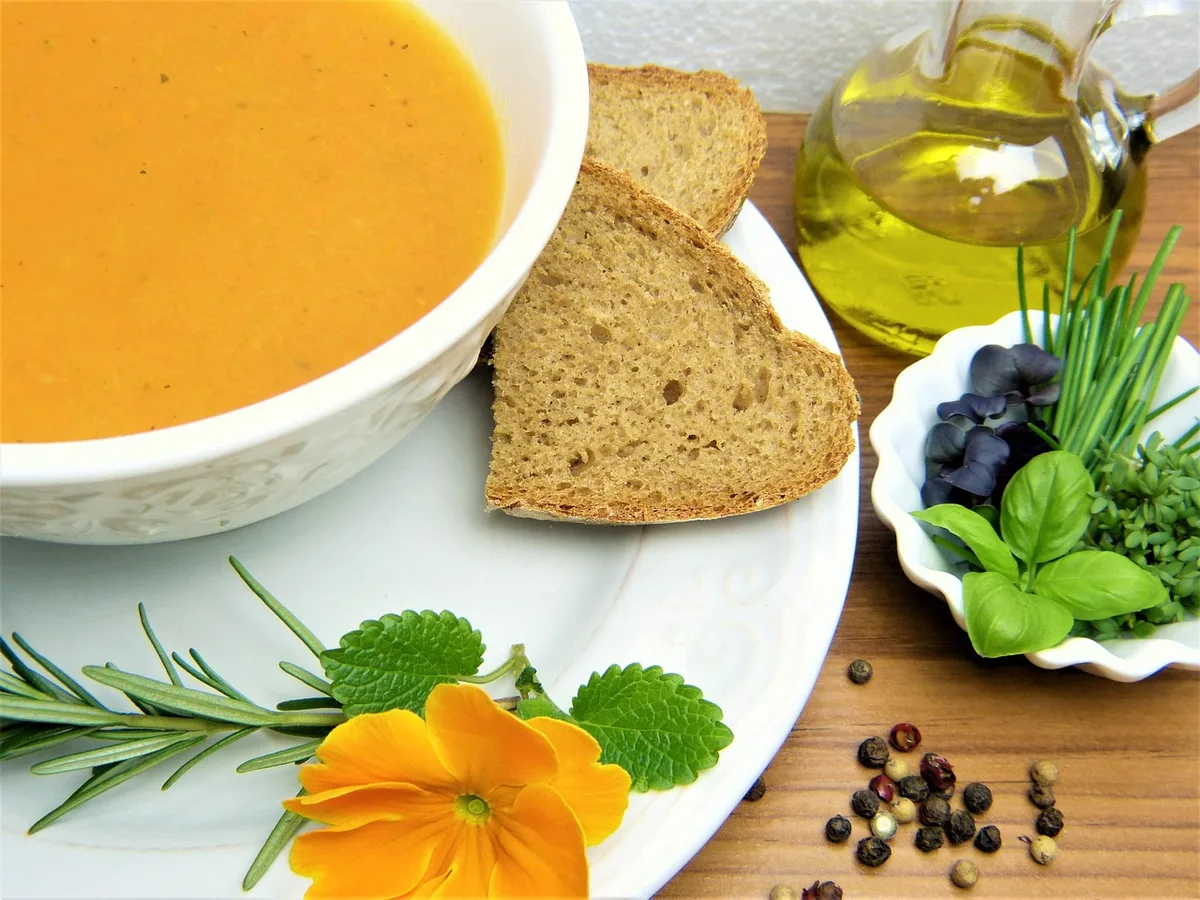 Personne préparant une soupe maison pour valoriser légumes imparfaits