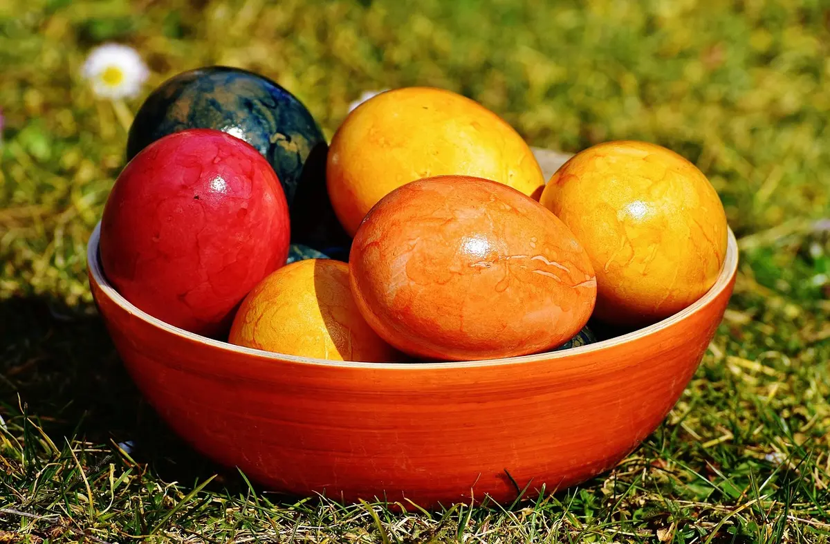 Œufs, légumineuses et ingrédients de placard prêts à être cuisinés