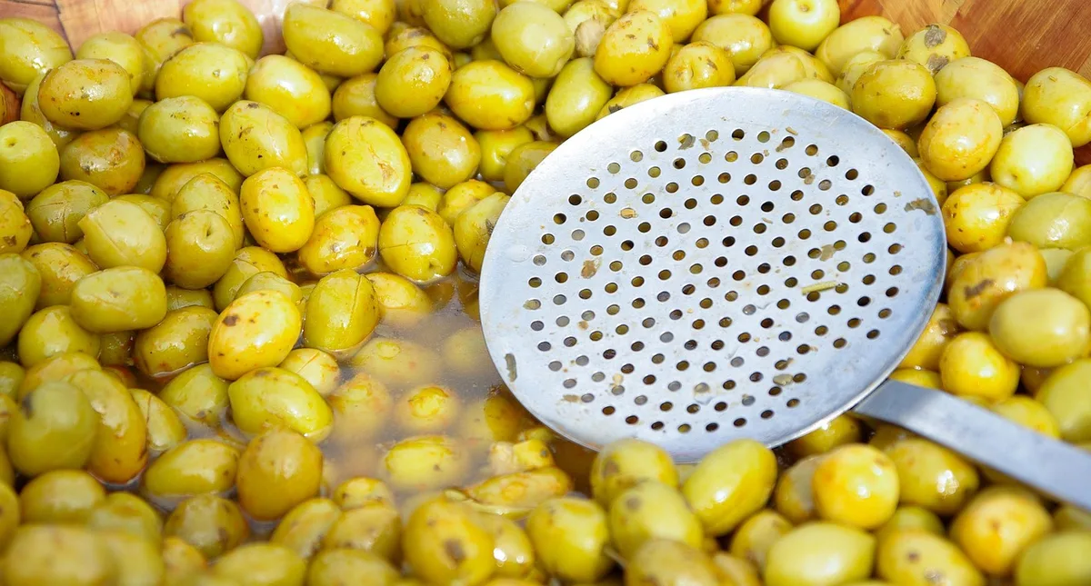 Bol de marinade citron, huile et thym sur un plan de travail