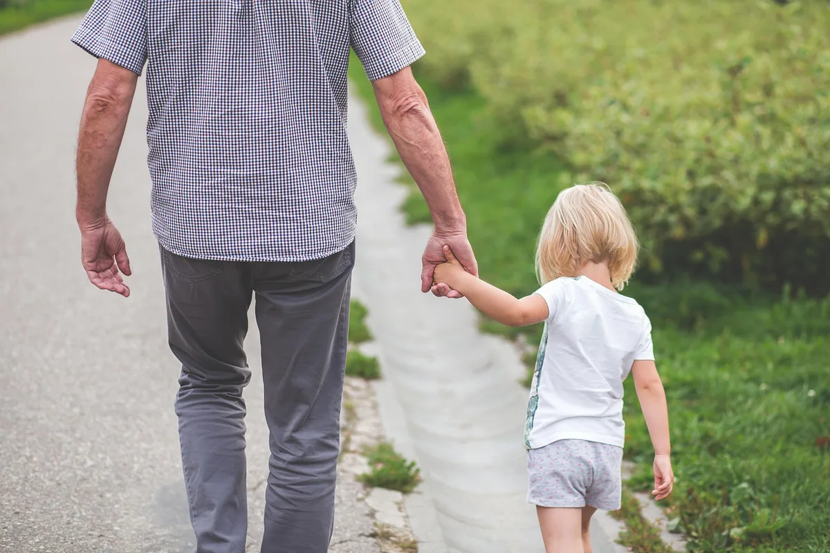 Geste du poing fermé d'un enfant utilisé comme repère de portion