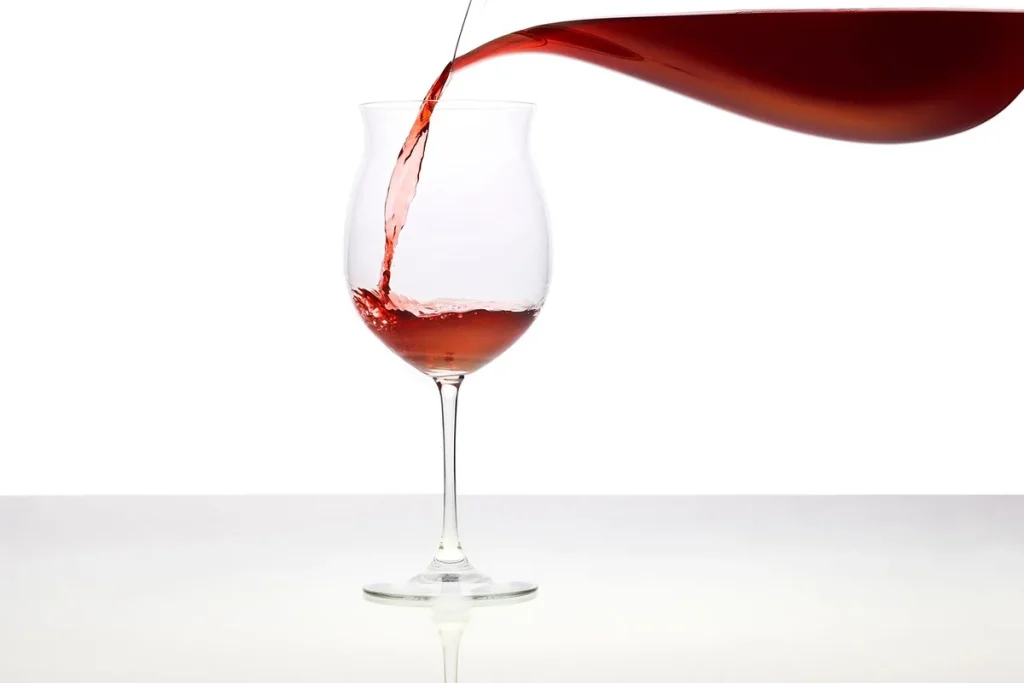 Carafe en verre et bâton de charbon sur une table de cuisine lumineuse