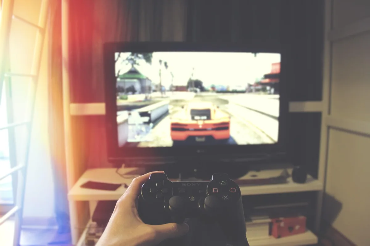 Personnes autour d'une table jouant à un jeu de société