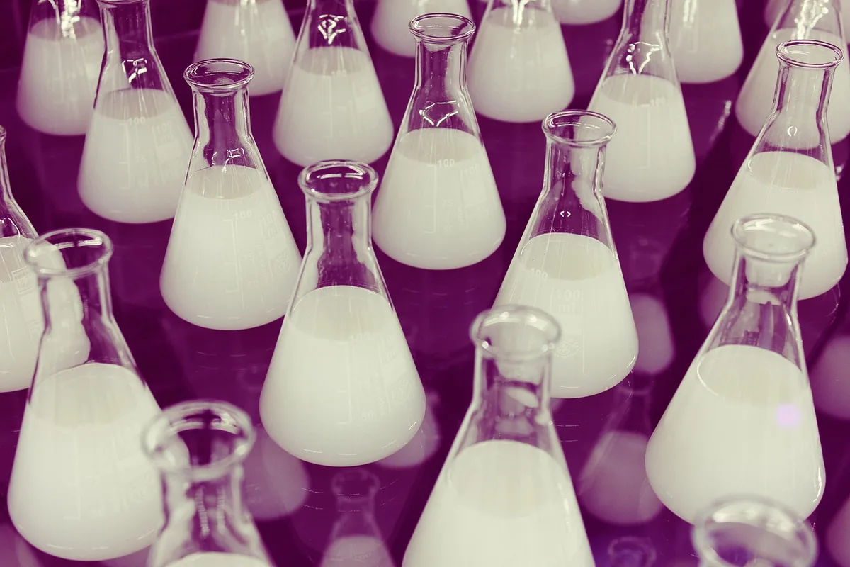 Équipe de chercheurs discutant de recherche médicale dans un laboratoire lumineux