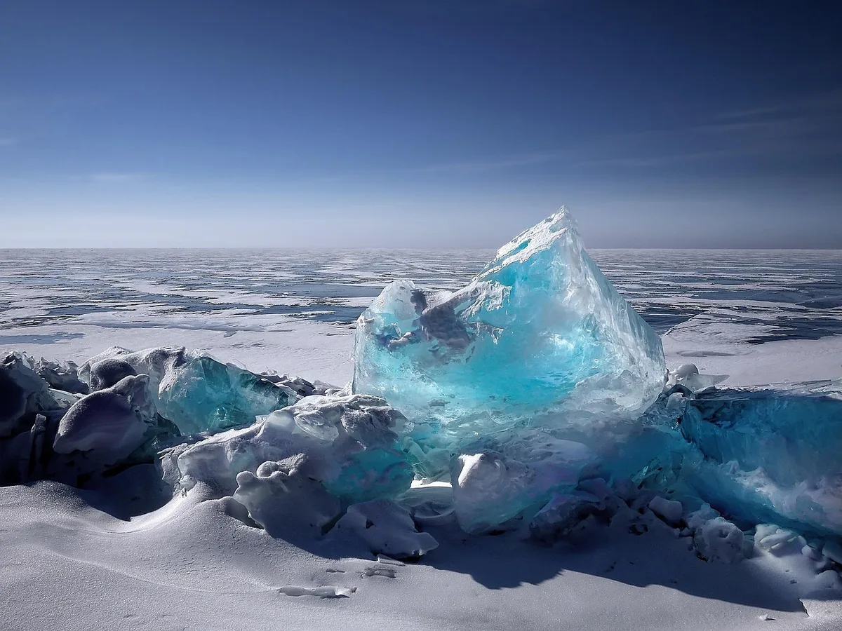 Sac isotherme avec pain de glace et lunchbox sur un bureau