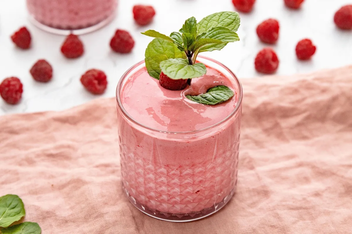 Bol d'ingrédients pour smoothie : fruits, yaourt et épinards
