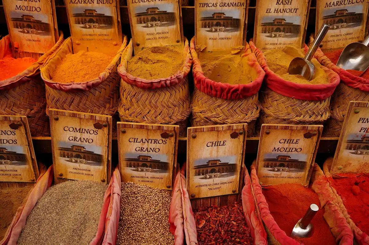 Différents sachets d'épices étiquetés safran et informations d'origine
