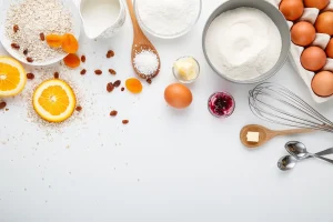 Un verre de lait et un bol d'avoine posés sur une table de cuisine lumineuse