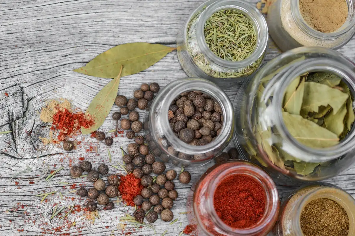 Bol de piments colorés illustrant vitamine C et antioxydants