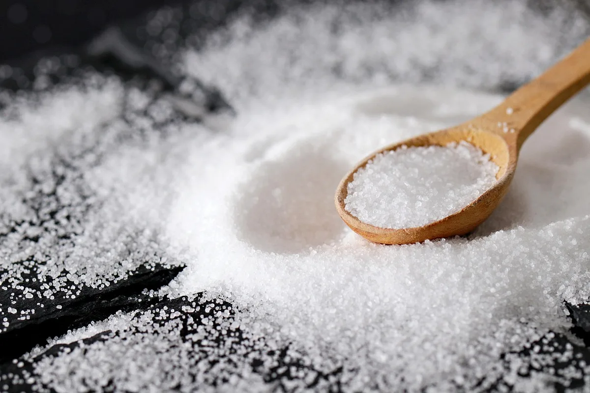 Cuillère et petit bol pour doser les épices en cuisine
