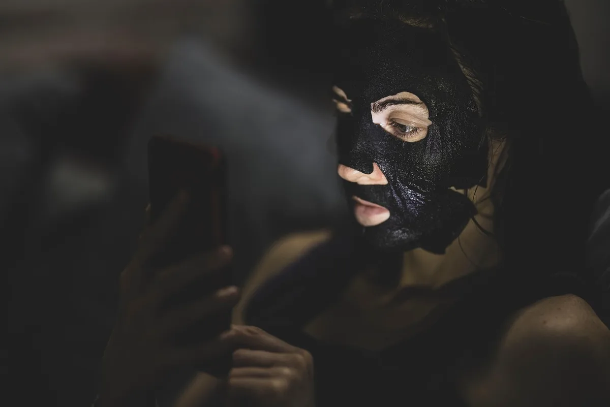 Mains chauffant quelques gouttes d'huile dans la paume pour application faciale