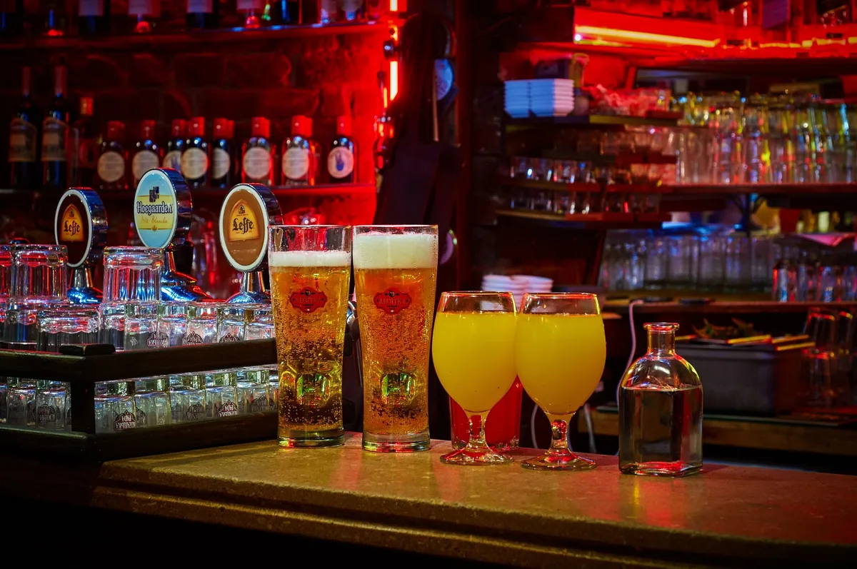 Verre rempli de jus de tomate et glaçons prêt à être assaisonné