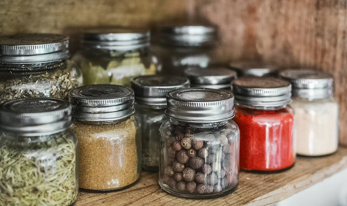 Assortiment de piments sur une planche, différents types et couleurs
