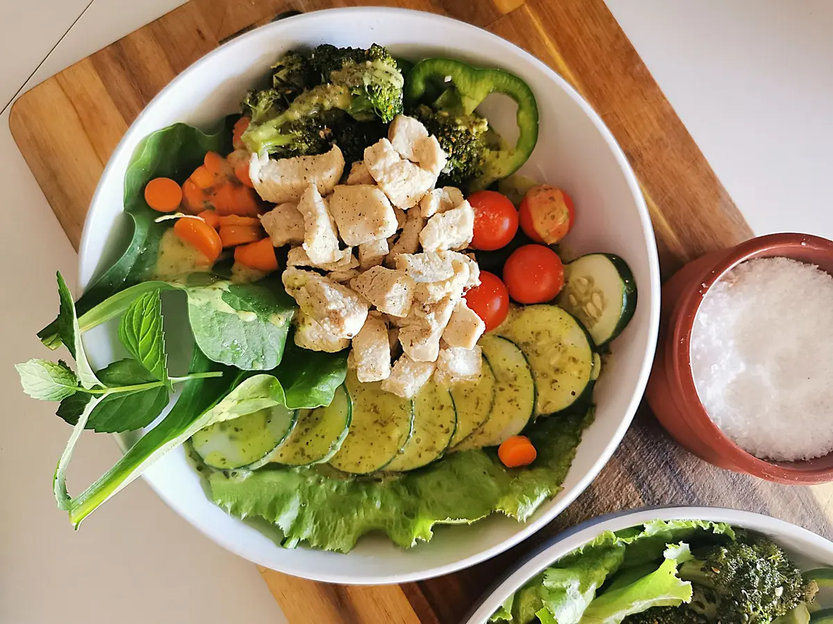 Assiette équilibrée avec légumes, protéines maigres et céréales complètes