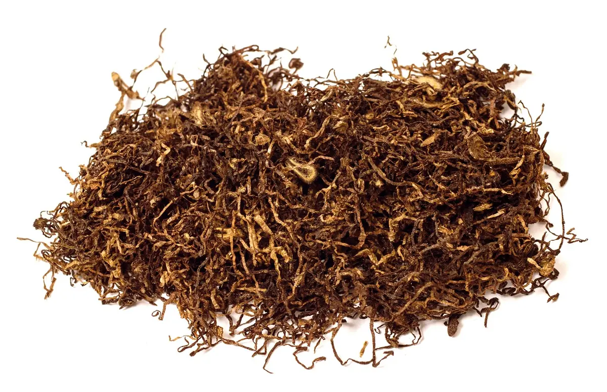 Théière et cuillère avec feuilles séchées prêtes à infuser