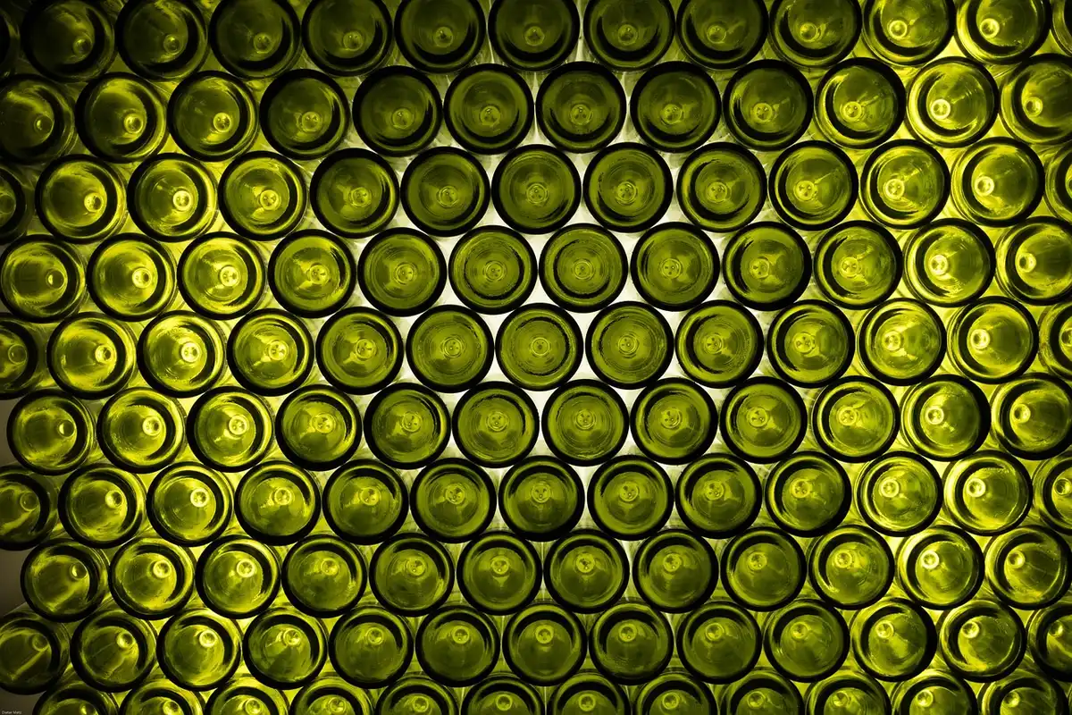 Bouteilles de vin blanc moelleux sur une étagère